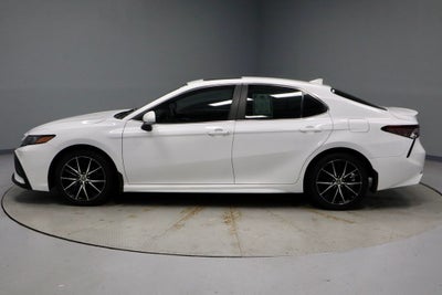 2022 Toyota Camry SE Auto (SE)