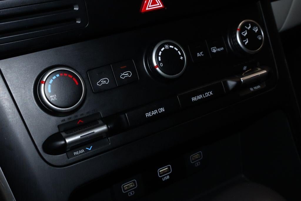 2024 Kia Carnival LX Seat Package